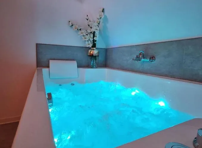 Centre-ville Le Nid D'amour Jacuzzi Apartment